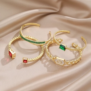 Set di bracciali vintage in oro con zirconi colorati su sfondo di seta pregiata