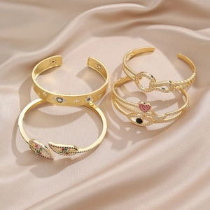 Set di bracciali vintage placcati oro con zirconi colorati e occhio del diavolo su raso