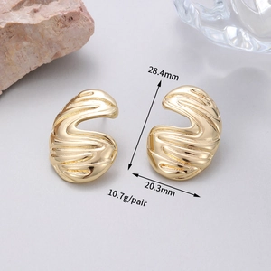 Detailansicht goldener Vintage-Ohrringe mit Wellenstruktur und Maßangaben 28,4 mm