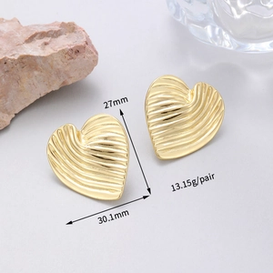 Makroaufnahme goldener Herzohrringe mit Wellenstruktur und Maßen von 30,1 mm Höhe