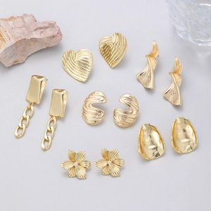 Französisches Vintage-Ohrringset Gold mit geometrischen Mustern und Herz-Blumen-Details