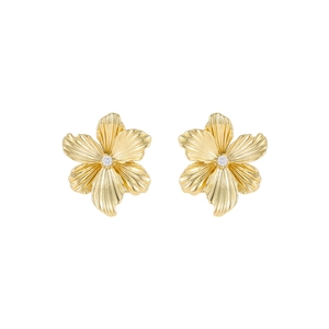 Elegante goldene Blumenohrstecker mit strukturierten Blütenblättern und Zirkon-Zentrum