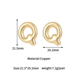 Polished gold bubble letter Q stud earring showing dimensions of 21.5mm by 20.2mm