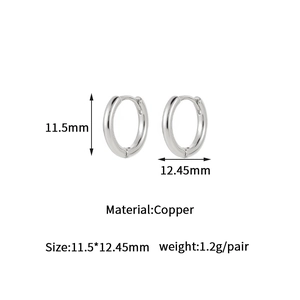 Detail view of minimalist silver earrings with dimensions 11.5mm and weight 1.2g