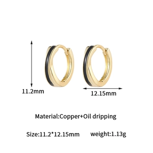 Détail de boucles d'oreilles torsadées dorées 14K avec émail noir et dimensions