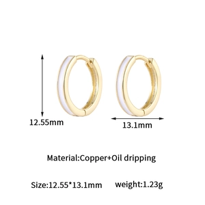Détail de boucles d'oreilles en émail plaqué or 14K avec mesures et spécifications de poids