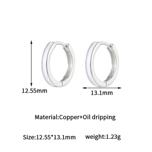 Vue détaillée des boucles d'oreilles argentées avec émail blanc et mesures de 12,55 mm