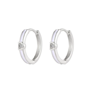 Boucles d'oreilles huggie argentées avec émail blanc et pierre de zircon scintillante