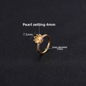 Détail d'un support de bague couronne ajustable plaqué or 14K avec porte-perle de 4mm et strass