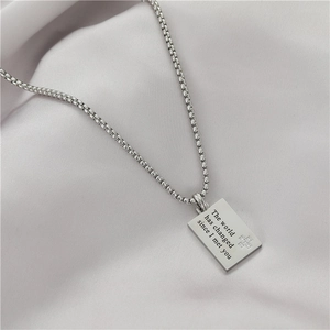 Collar hip hop de acero inoxidable con colgante rectangular grabado y cruz de moda
