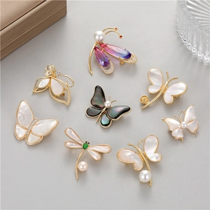 Broches insectes de style français dorées avec verre iridescent et perles de papillon