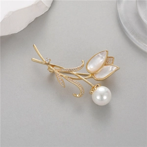 Broche tulpe élégante dorée avec pétales en nacre et une perle blanche