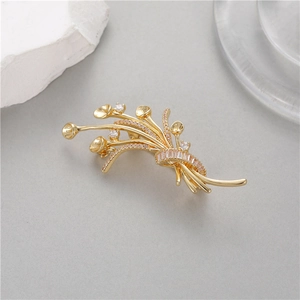 Détail macro d'une broche tulipe dorée ornée de pétales en zircon blanc élégant