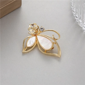 Broche libellule de style français avec ailes en nacre et détails dorés élégants