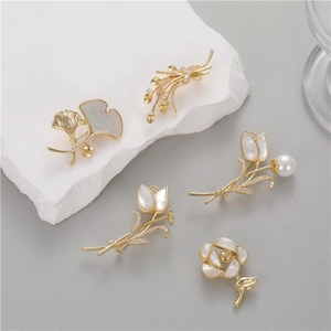 Broches tulipes dorées élégantes avec nacre blanche et détails en zircon scintillants