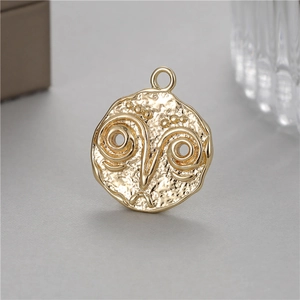 Pendentif pièce plaqué or 14K martelé avec visage abstrait pour collier ou bracelet