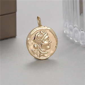 Pendentif pièce grecque plaqué or 14K avec portrait vintage en relief et fini poli