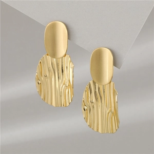 Boucles d'oreilles dorées mates en forme de chips avec tiges en argent 925 pour femmes