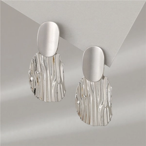 Boucles d'oreilles en argent 925 avec haut ovale mat et gouttes en métal ondulé
