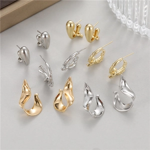 Détails de boucles d'oreilles mates en forme de chips en finitions or et argent