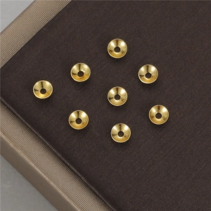 Nahaufnahme von 14K vergoldeten hohlen Blüten-Perlenkappen für DIY-Schmuck