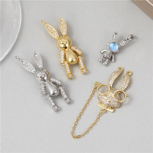 Gros plan de pendentifs lapin colorés avec cristaux et placage d'or pour bijoux DIY