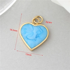 Vue détaillée du pendentif cœur en émail bleu mesurant 18,3mm par 15mm pour bijoux DIY