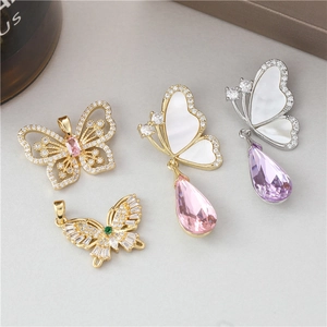 Boucles d'oreilles papillon en nacre élégantes avec cristaux et pendentifs en goutte