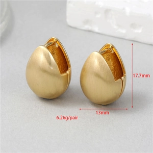 Matte goldene eiförmige Creolen mit Größe 17,7mm x 13mm und 6,26g Gewichtsangaben