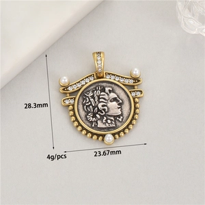 Vista macro del colgante de moneda romana vintage con relieve de Atenea y perlas