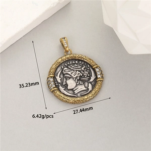 Detalle del colgante de moneda griega con relieve plateado y malla de oro fino