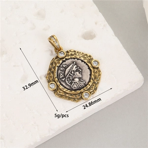 Detalle de colgante de moneda romana con relieve de Atenea y circonitas blancas