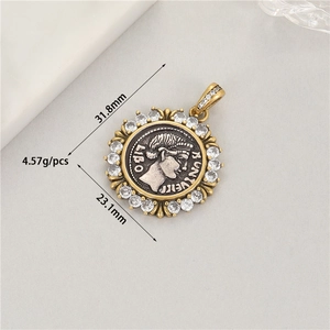 Detalle del colgante moneda Athena vintage de 31,8mm con circonitas blancas fijas