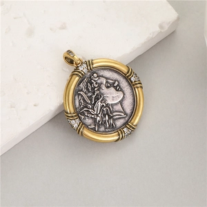 Colgante de moneda romana vintage con marco dorado y relieve de Atenea en plata