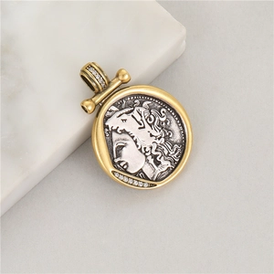 Colgante de moneda romana vintage con relieve de Atenea y borde dorado en mármol