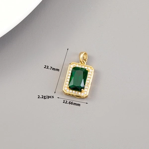 Dettaglio del ciondolo con pietra verde rettangolare e dimensioni 23,7mm x 12,66mm