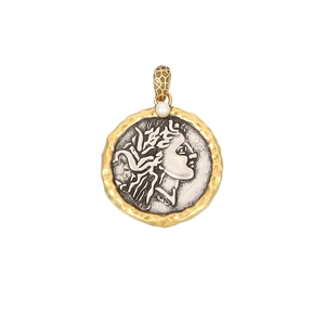 Colgante de moneda romana vintage con relieve de Atenea, borde martillado y perla