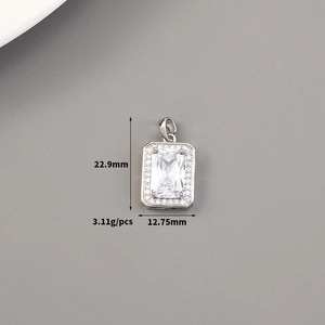 Dettaglio del ciondolo rettangolare con misure 22,9x12,75mm e peso specifico di 3,11g