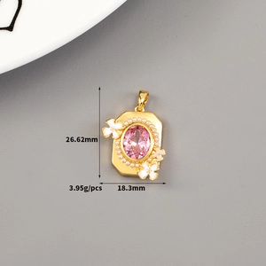 Dettaglio dimensioni del ciondolo vintage con gemma rosa, perle e fiori smaltati bianchi