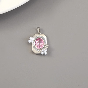 Ciondolo vintage in argento con zircone rosa ovale e fiori in smalto bianco su grigio