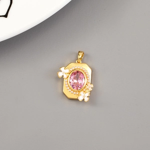 Ciondolo vintage dorato con gemma rosa ovale, perle bianche e fiori in smalto