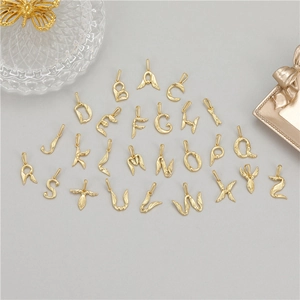 Goldene 26 Buchstaben-Anhänger im Feder-Design für DIY Halsketten und Schmuckzubehör