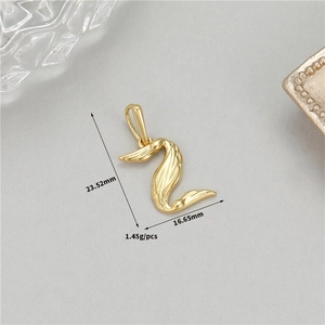 Makro-Detail des 14K Goldfeder-Anhängers 'R' mit Abmessungen 23,52mm und 16,65mm