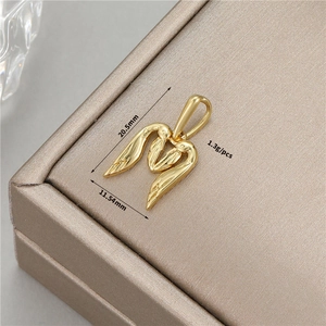 Detaillierte Maße des 14K Gold Schwanenbuchstabe M Anhängers mit Höhe 20,5mm und Breite 11,54mm