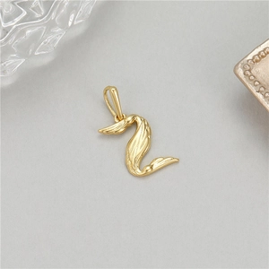 14K vergoldeter Federbuchstaben-Anhänger mit detaillierter Flügeltextur für DIY-Schmuckstücke