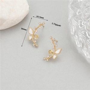 Foto macro de pendientes de mariposa de oro 14k con medidas 20mm altura y 10,7mm anchura
