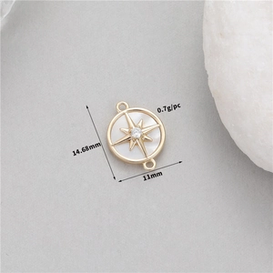 Detailaufnahme von 14K Gold Zirkon Weißmuschel Sonnenanhänger Größe 14.68x11mm