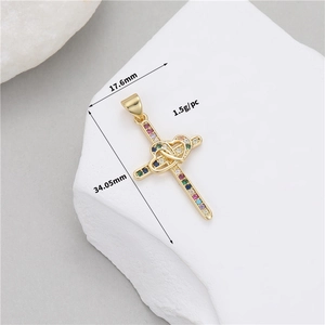 Dettaglio del ciondolo a croce in oro 14K con cuori in zircone e misure indicate