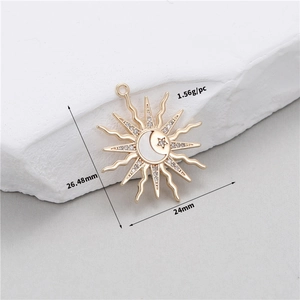 Detaillierte Makroaufnahme von 14K Gold Sonnen- und Mondanhänger mit Zirkon