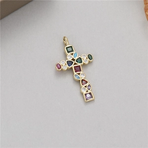Pendaglio a croce placcato oro 14K con gemme colorate intarsiate di varie forme